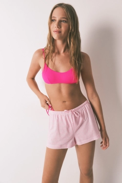 Розовый топ бикини с прямым вырезом