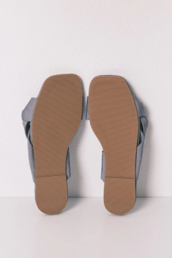 Плоские сандалии из атласа синевато-серого цвета