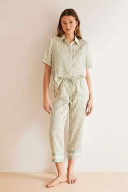 Класична піжама зі штанами-капрі з геометричним принтом