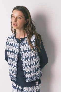 Стёганый жилет с принтом в бохо‑стиле