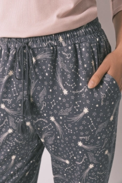 Серые брюки из мягкого трикотажа с принтом звезд