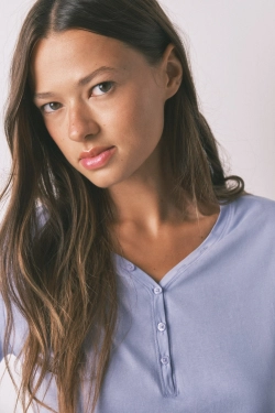 Блакитна бавовняна футболка з V-вирізом