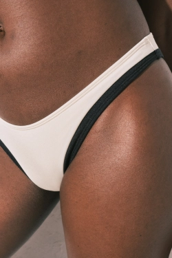 Трусики-бикини бразилиана в черно-белом цвете