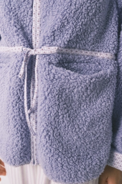 Короткий лавандовый халат с эффектом овчины