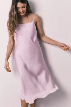 Атласная ночная рубашка миди на бретелях