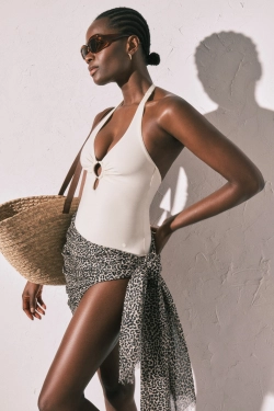 Купальник коригуючий з глибоким вирізом білий