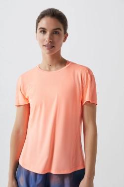 Оранжевая футболка из технологической дышащей ткани