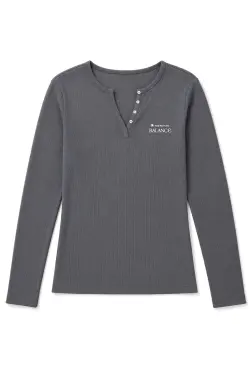 Серая футболка с длинными рукавами