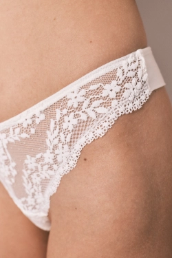 Білі трусики-танга з модалу та мережива