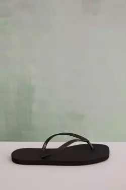 Шлепанцы черного цвета