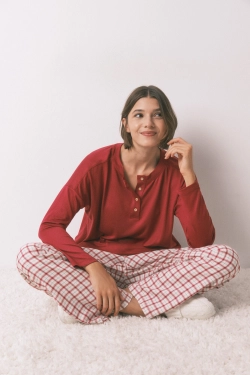 Червона футболка з довгими рукавами