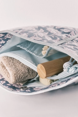 Косметичка середня синя з квітковим принтом