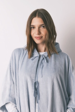 Коротке флісове пончо з рельєфною фактурою