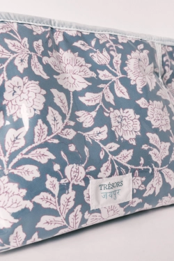 Косметичка середня синя з квітковим принтом