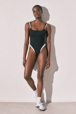 Чорно-білий купальник з відкритою спиною