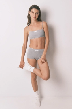 Серый бесшовный топ с прямым вырезом