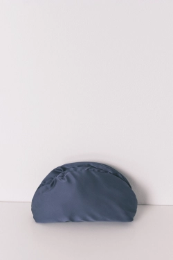 Синяя косметичка из атласа с клапанной застёжкой