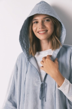 Коротке флісове пончо з рельєфною фактурою