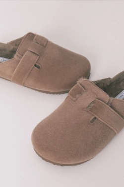 Домашние тапочки-сабо коричневого цвета