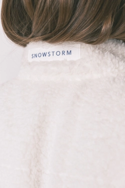 Короткий жилет з м'якого флісу білий з вишивкою