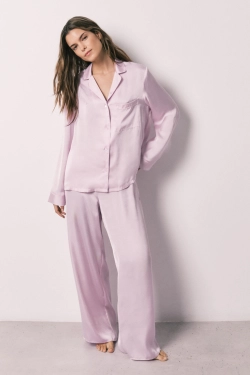 Довга атласна піжама сорочкового крою