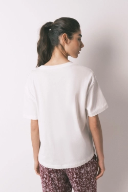 Белая футболка с коротким рукавом из хлопка.