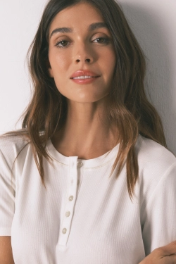 Біла футболка в рубчик із люрексом