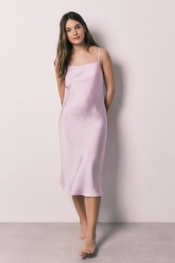 Атласна нічна сорочка міді на бретелях