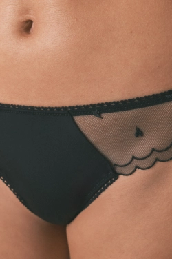 Трусики-танга чорного кольору  з вишивкою