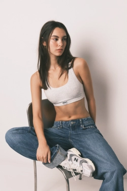 Серый спортивный бесшовный бюстгальтер