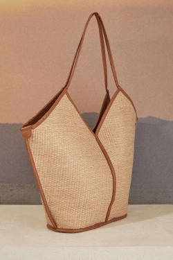 Пляжна сумка натурального кольору з контрастними деталями