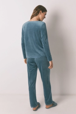 Длинная зеленая бархатная пижама