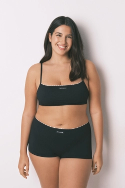 Черный бесшовный топ с прямым вырезом