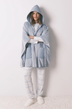 Коротке флісове пончо з рельєфною фактурою