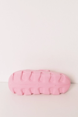 Розовые блестящие резиновые сабо на платформе.