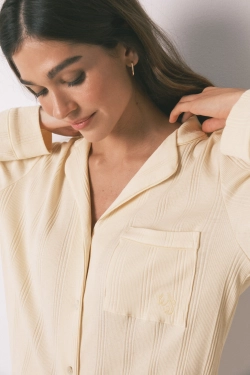 Длинная пижама из жёлтого хлопка с рельефной текстурой.