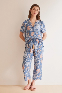Классическая пижама с брюками-капри синего цвета с цветочным принтом