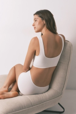 Бесшовный белый топ в рубчик