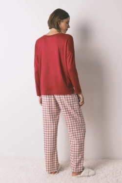 Довгі білі штани у клітинку