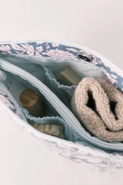 Косметичка середня синя з квітковим принтом