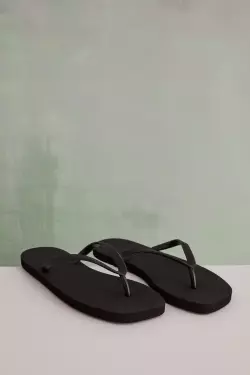 Шлепанцы черного цвета
