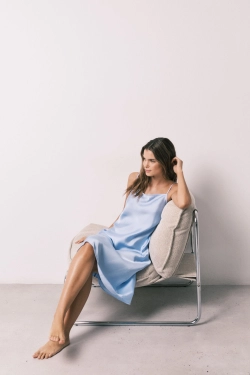 Атласна нічна сорочка міді на бретелях