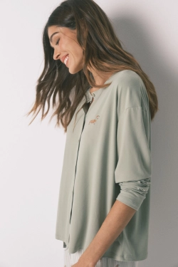 Довга піжама зі м’якої трикотажної тканини, зелена, з принтом маленьких собачок.