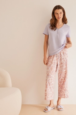 Пижама капри из хлопка лилового цвета с узором пейсли