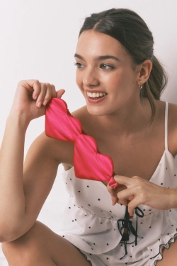 Біла піжама з принтом у вигляді сердечок.