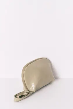 Маленька лакована косметичка