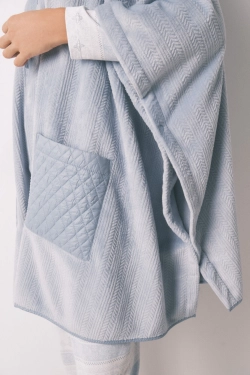 Коротке флісове пончо з рельєфною фактурою