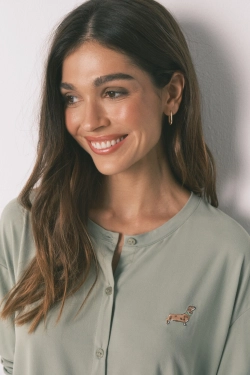 Довга піжама зі м’якої трикотажної тканини, зелена, з принтом маленьких собачок.