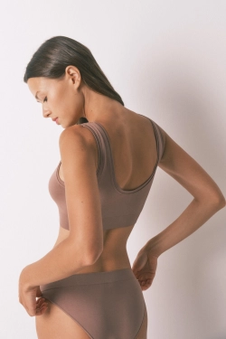 Безшовний топ коричневого кольору