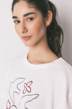 Белая футболка с коротким рукавом из хлопка.